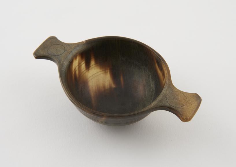 Horn bowl, with two handles