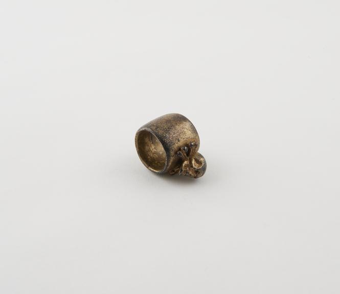 Metal finger ring, mounted with a skull and cross bones