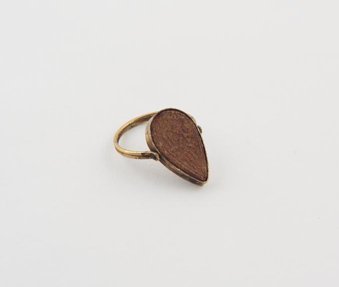 Gold finger ring