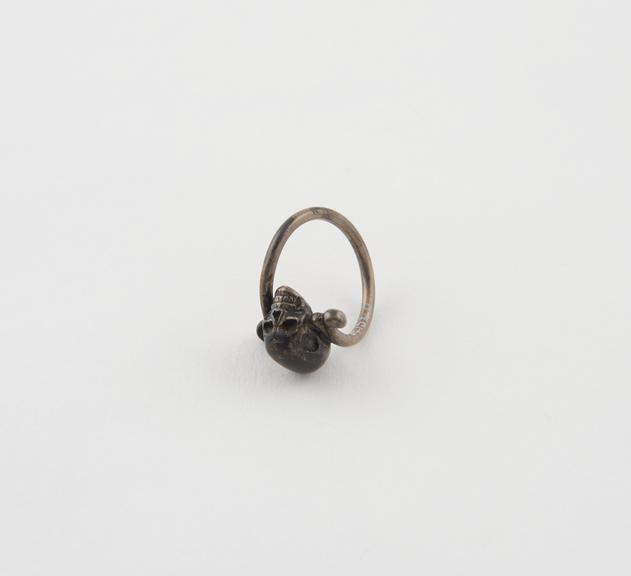 Metal memento mori finger ring