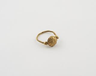 Gold poison ring, with swivelling receptacle decorated with a rosette