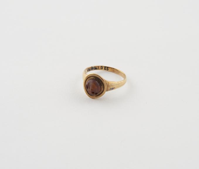 Gold finger ring, with stone setting in the form of a skull