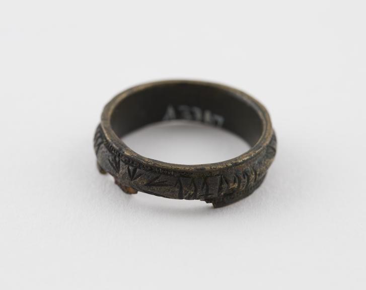 Bronze finger ring, with engraved inscription on outside