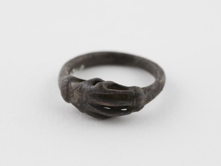 Metal finger ring, bearing a metal claw