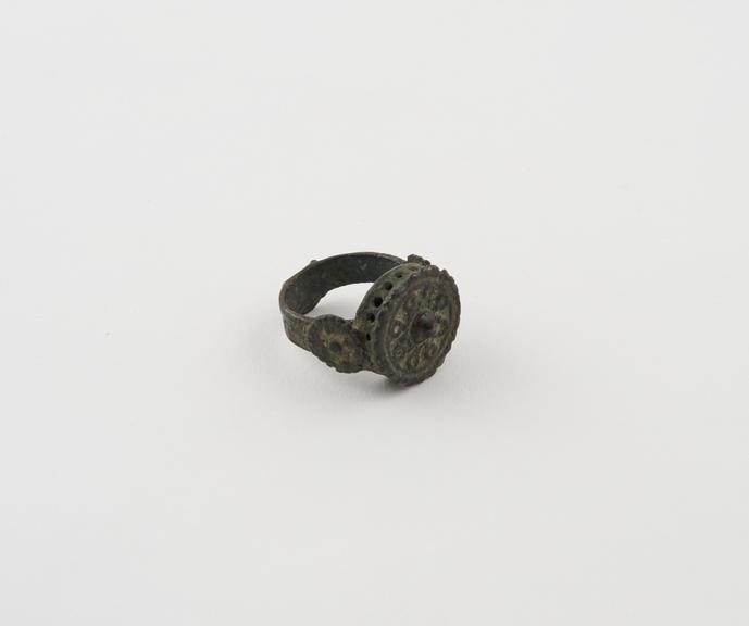 Bronze finger ring