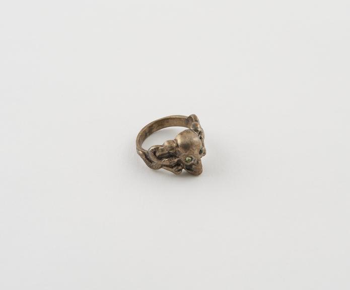 Metal finger ring