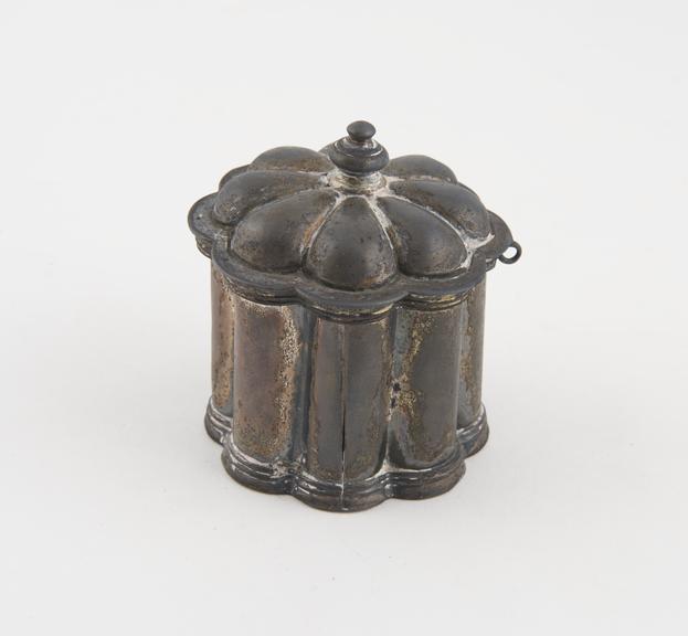 Silver box, fluted, cylindrical, with lid, with silver mark