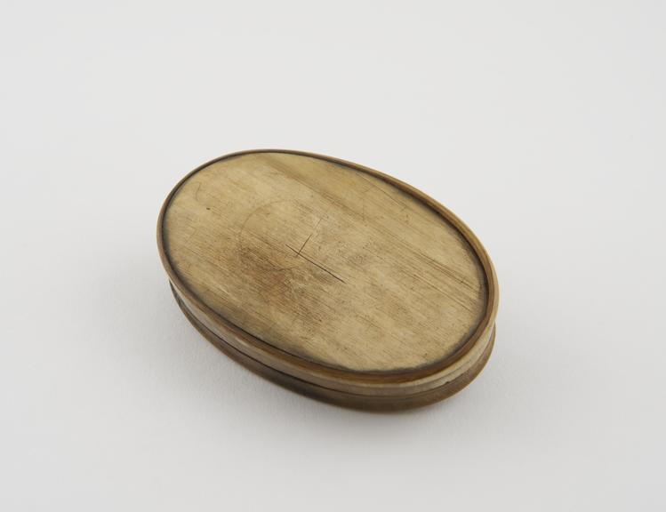 Horn snuff box, oval, with detachable lid, plain, unsigned