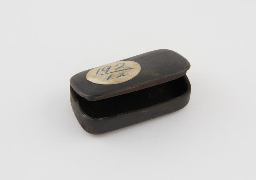 Papier mache snuff box, rectangular with rounded corners