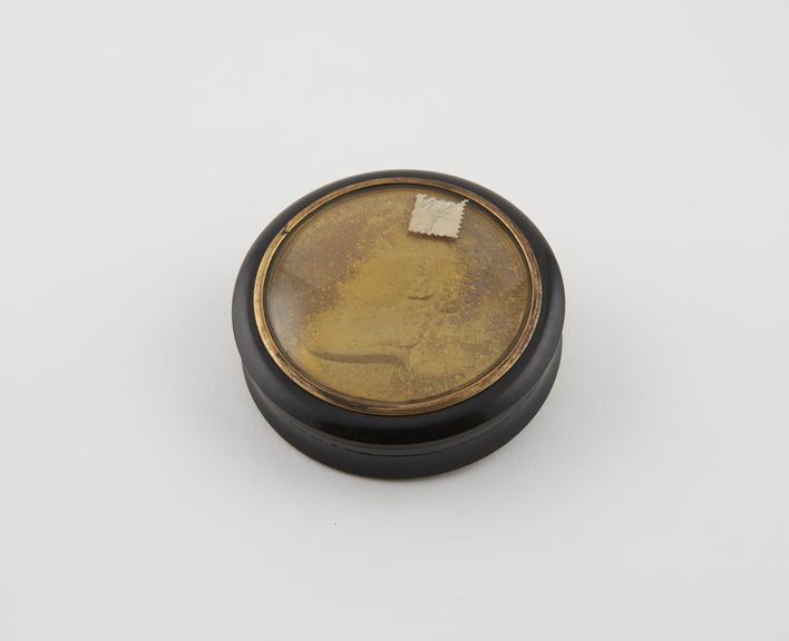 Snuff box, circular, detachable lid, gatta-percha