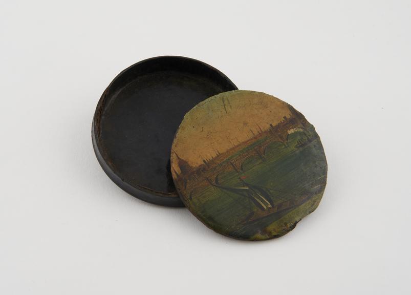 Snuff box, circular, detachable lid with flange missing