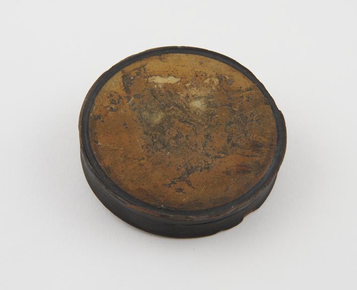 Circular papier mache snuff box with transfer-printed lid