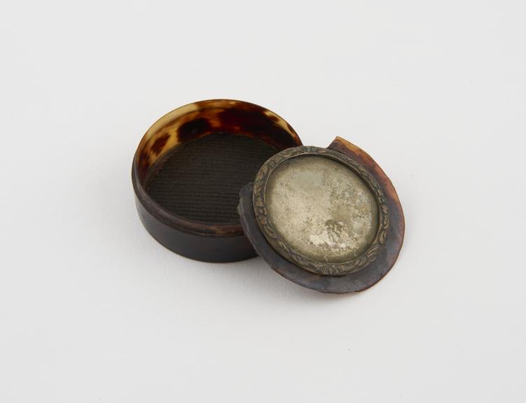 Tortoiseshell snuff box, circular