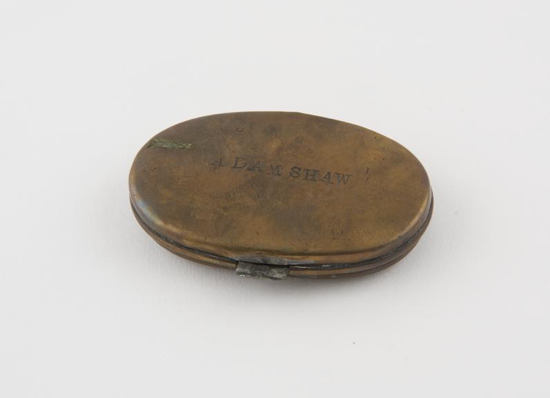 Snuff box, brass, plain, oval, hinged lid broken off