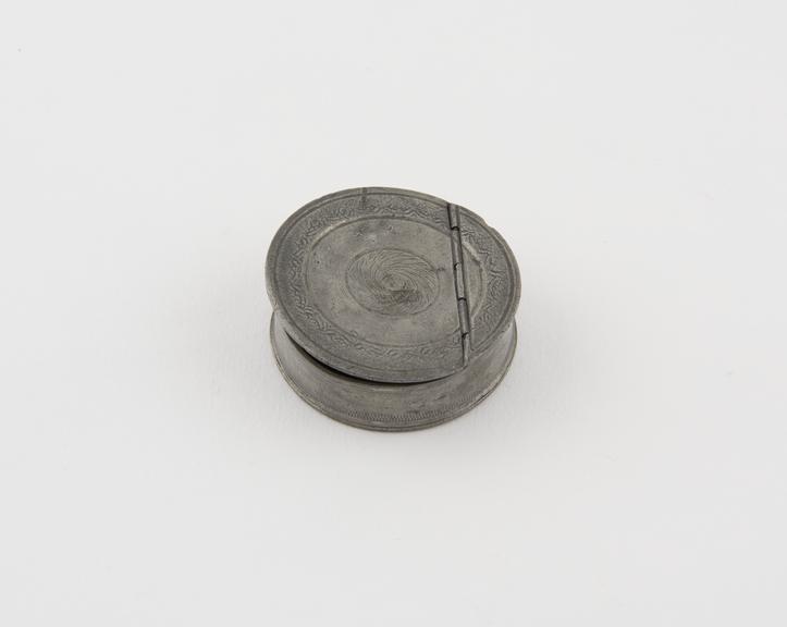 Snuff box, pewter, circular