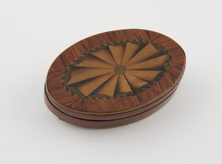 Wooden snuff box, oval, with marquetry work on the lid