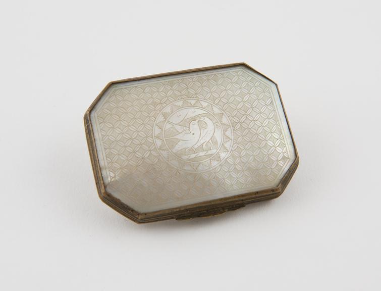 Brass framed mother of pearl snuff box | Science Museum Group Collection