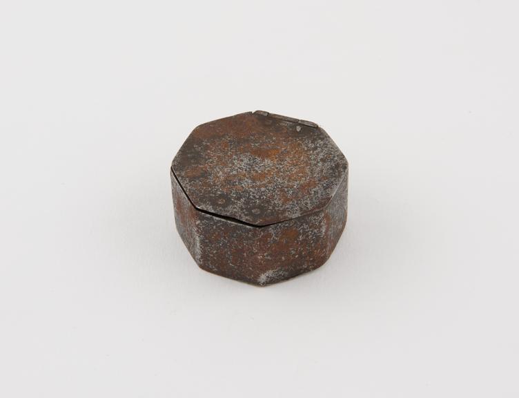 Steel snuff box, octagonal-shaped with hinged lid