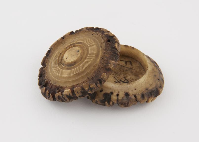 Snuff box made of antler with detachable lid