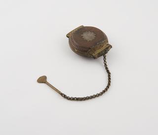 Circular copper snuff box with hinged lid and catch