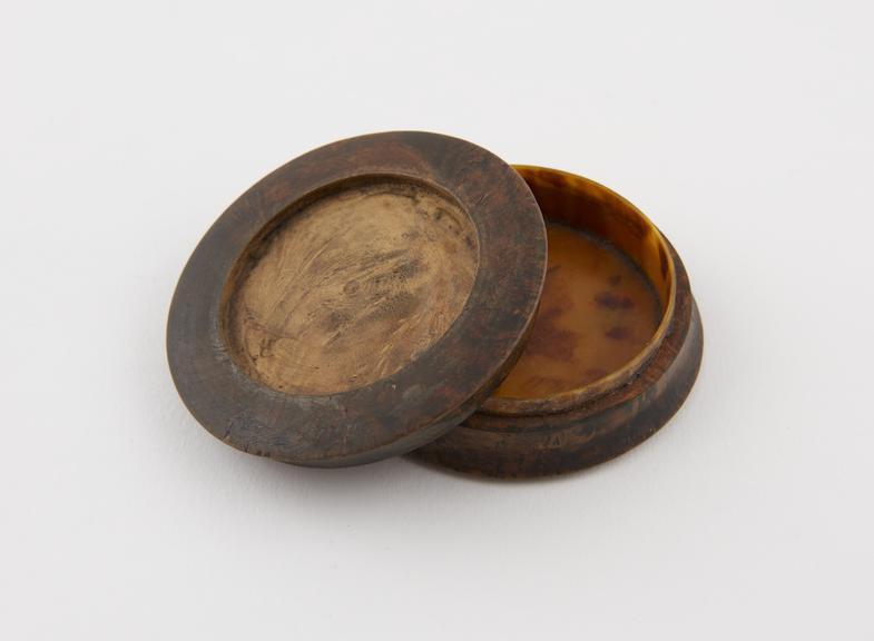 Walnut snuff box, circular, concave sides