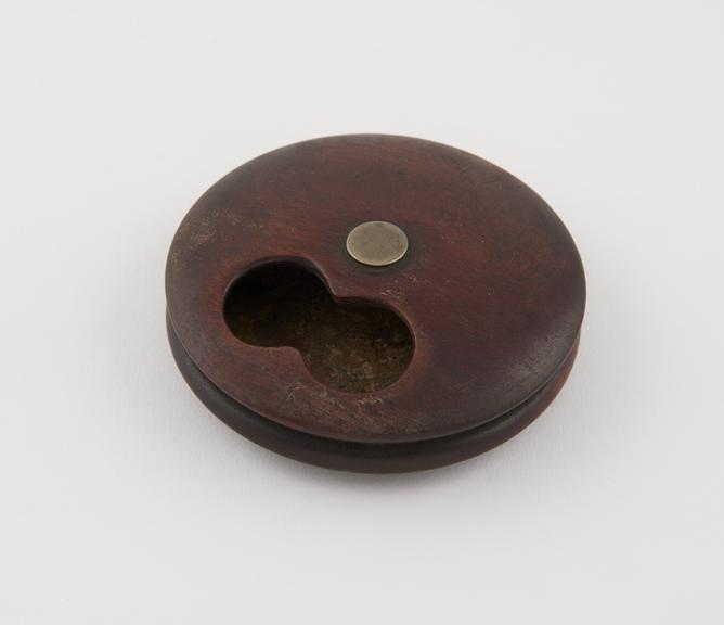 Wooden snuff box, circular, with pivoted revolving lid