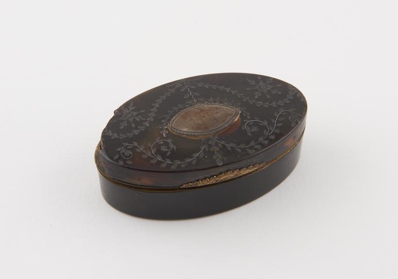 Oval tortoiseshell snuff box, inlaid silver plaque and flowers