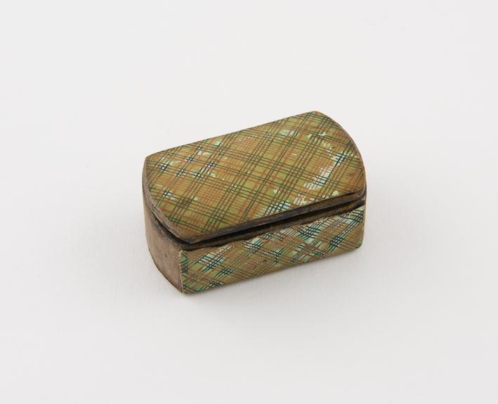 Snuff box oblong with rounded ends, green tartan