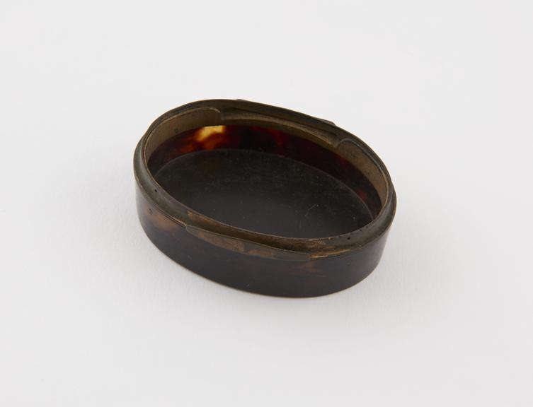 Tortoiseshell snuff box with frame of lid only, hinged to box