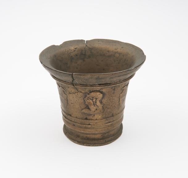 Bronze bell-shaped mortar with moulded foliate design on rim