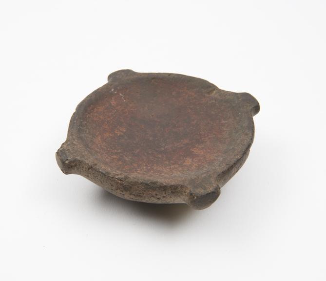 Saucer-like palette with 4 rectangular lugs, stone