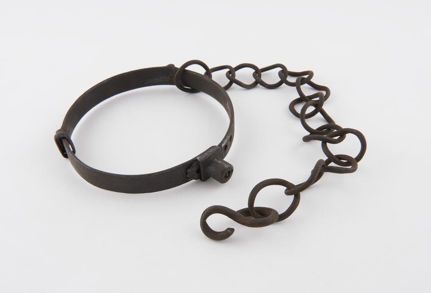 Iron collar in 3 hinged sections with lock