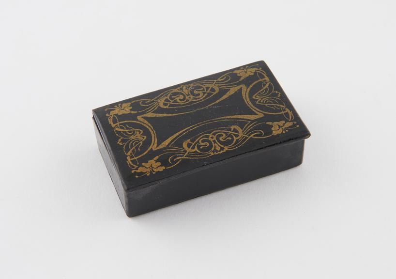 Rectangular snuff box, black lacquer and gilt, hinged lid