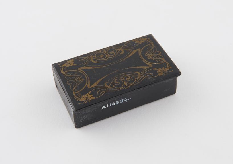 Rectangular snuff box, black lacquer with gilt, hinged lid