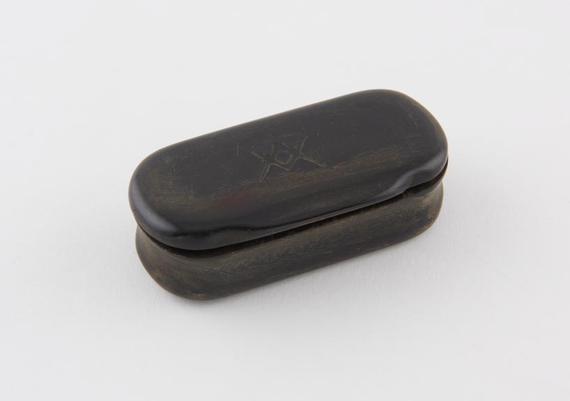 Horn, snuff box, oblong-shaped with rounded ends