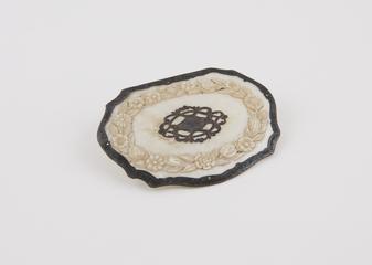 Mother-of-pearl snuff box lid with silver border and onlaid decoration