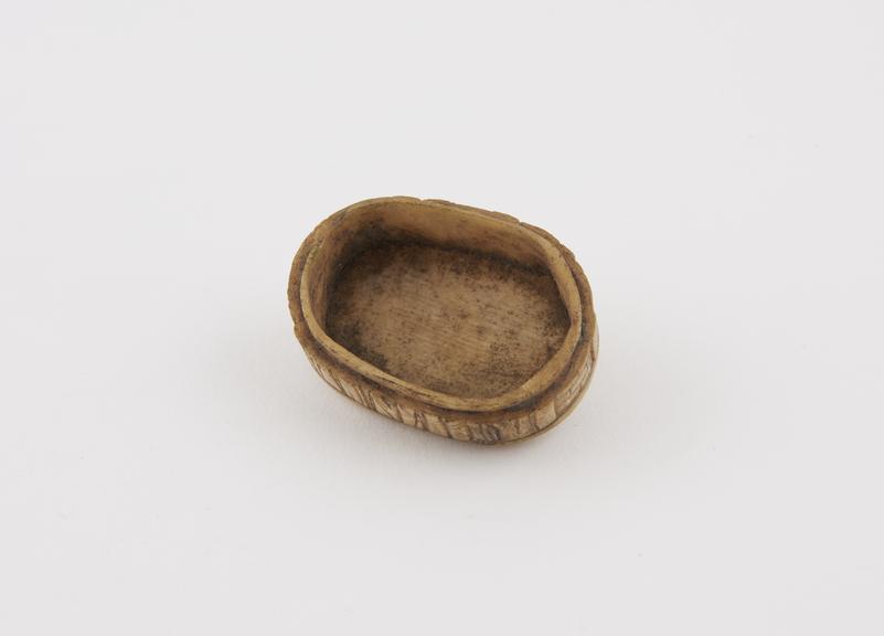 Snuff box, lid missing, oval shaped, carved ivory