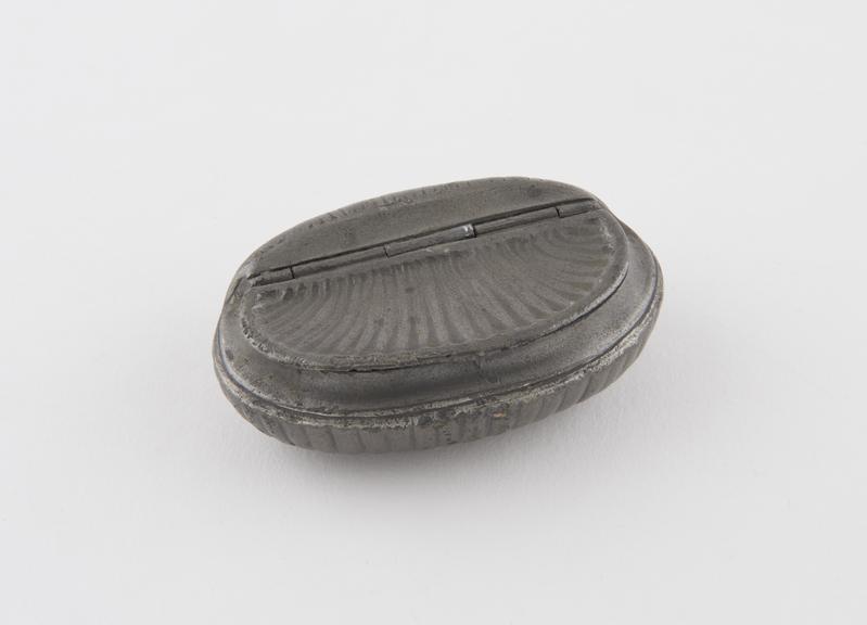 Snuff box, pewter, oval, in shape of a clam shell, ribbed