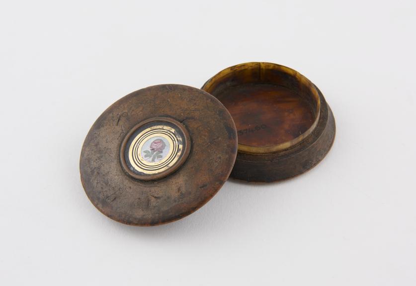 Walnut snuff box, circular with inverted sides, detachable box