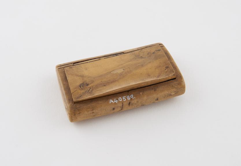 Rectangular snuff box with rounded edges