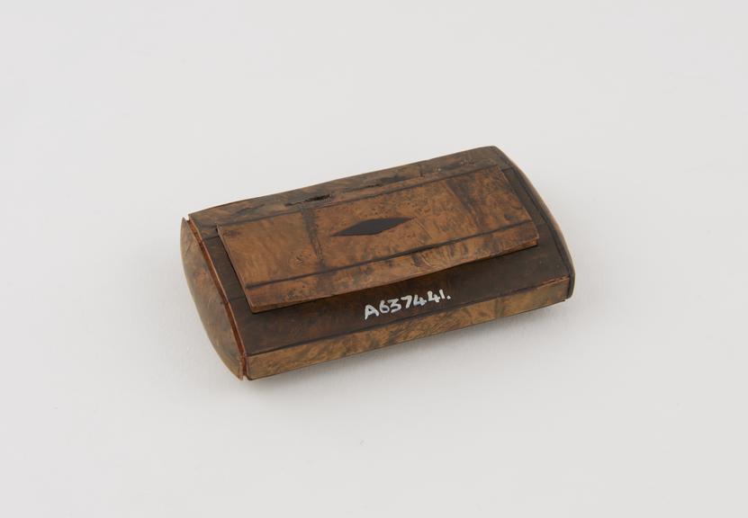 Walnut snuff box, oblong-shaped, convex sides