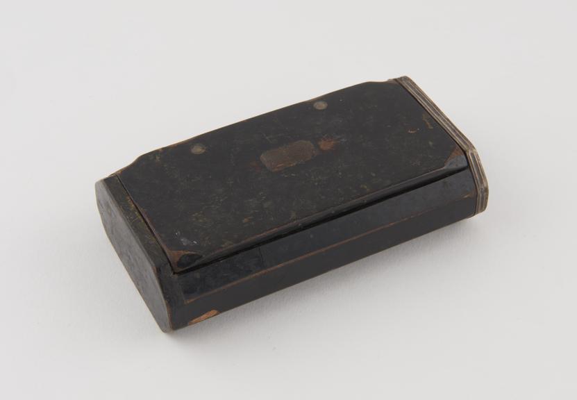 Brown lacquered wooden snuff box, rectangular