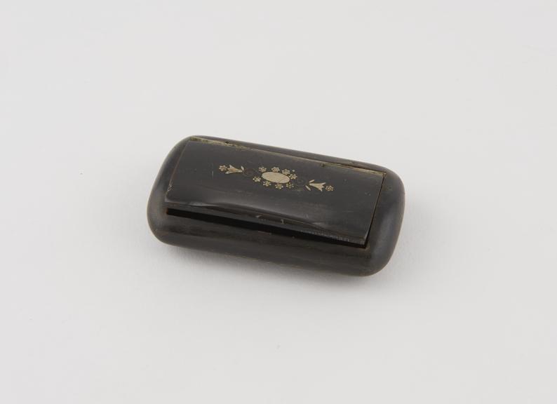 Rectangular horn snuff box, rounded corners and edges