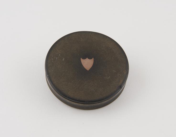 Gutta percha circular snuff box with detachable lid