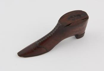 Wooden shoe-shaped snuff box, England, 1801-1830