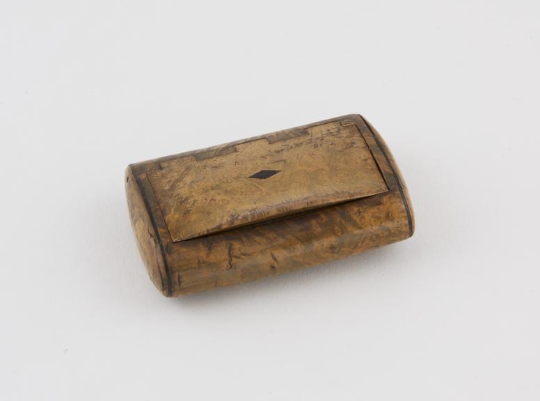 Rounded oblong snuff box with Laurencekirk hinge