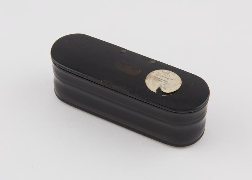 Papier-mache snuff box, long and narrow, rounded at ends