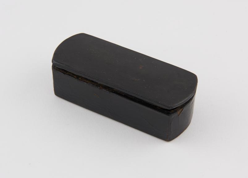 Papier mache snuff box, oblong shaped rounded ends, hinged lid