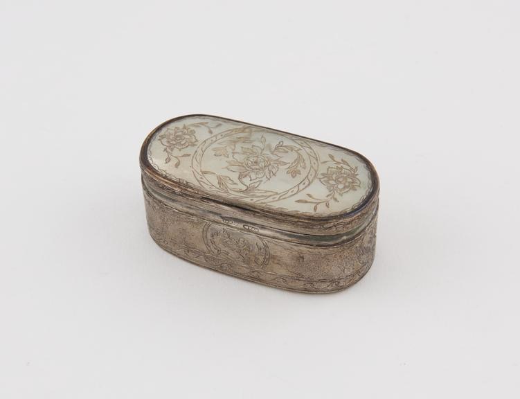 Oval snuff box, silver sides, lid with silver hinge and rim