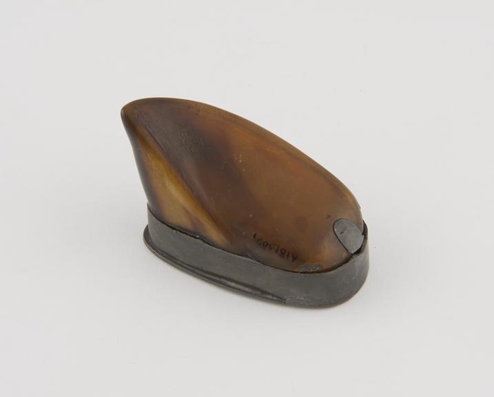 Snuff mull made from the hoof of a bovine